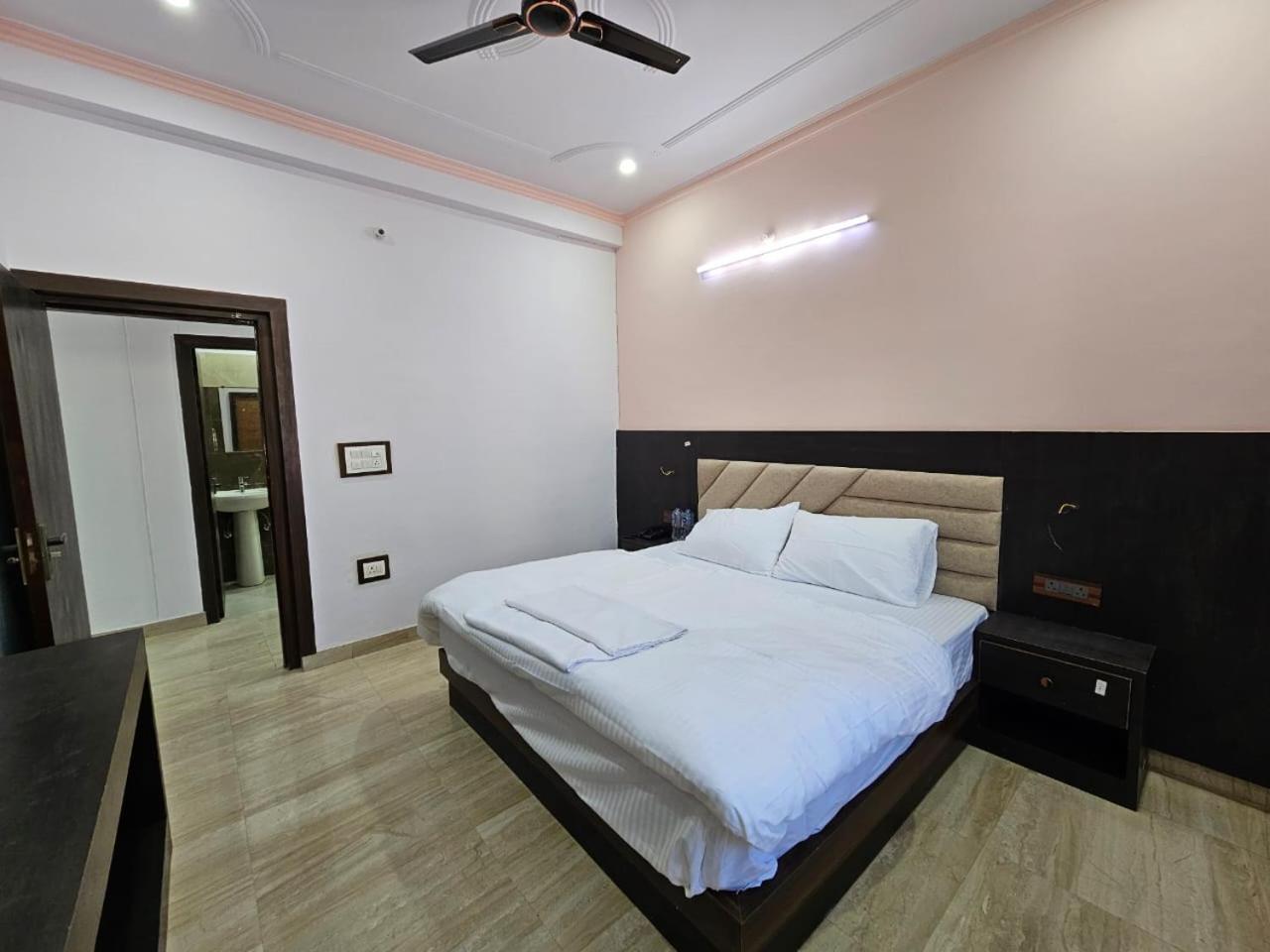 Shri Krishna Divine Dham Hotel Matura Exterior foto