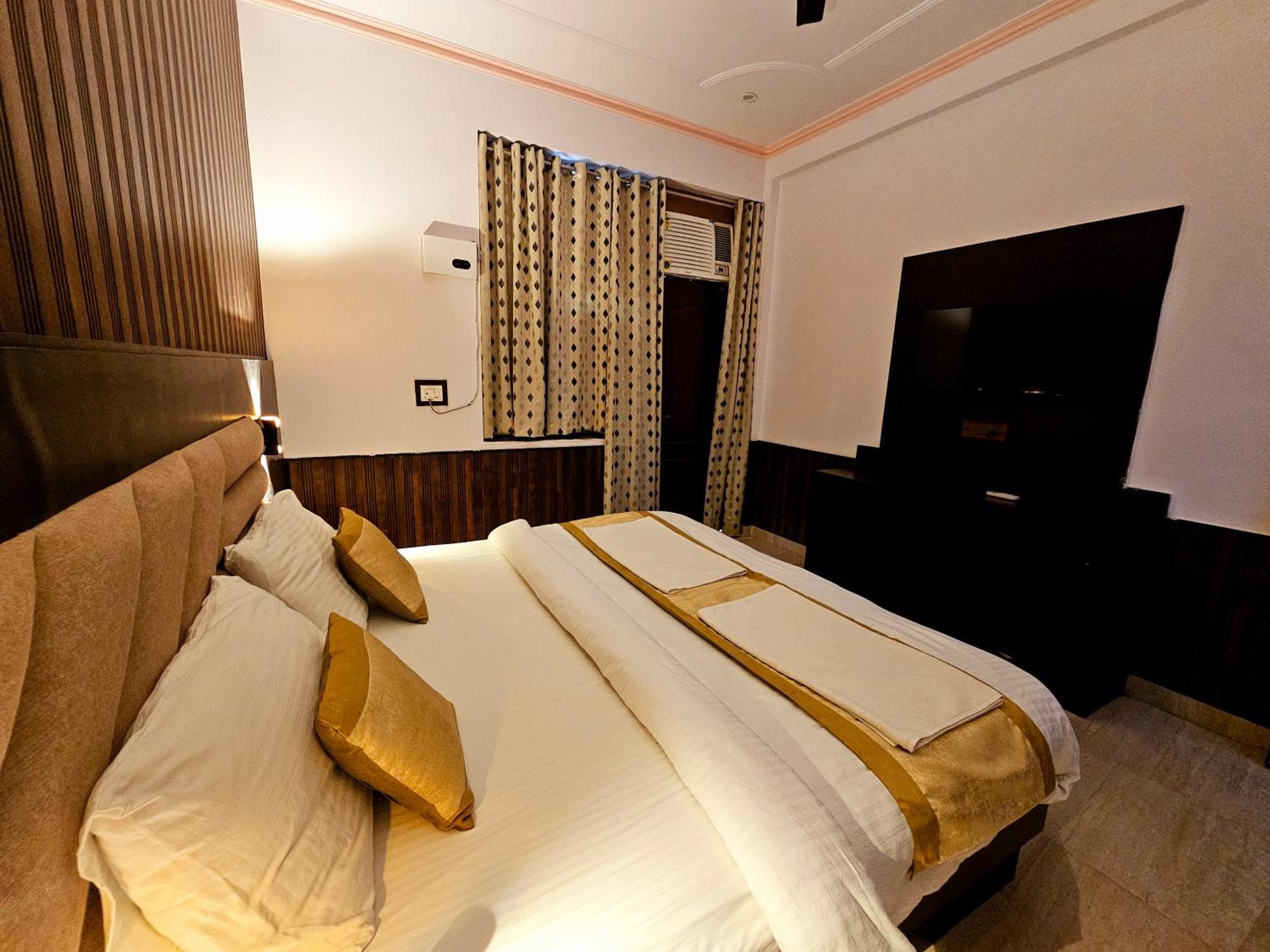 Shri Krishna Divine Dham Hotel Matura Exterior foto