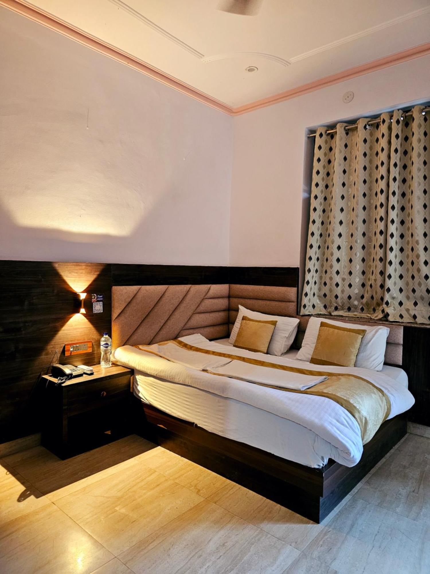 Shri Krishna Divine Dham Hotel Matura Exterior foto